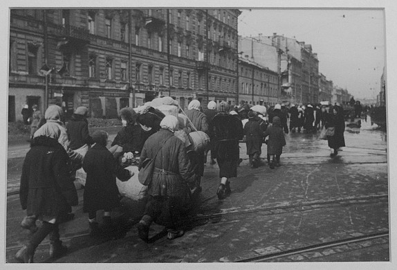 В Плесе открылась выставка легендарного фотолетописца войны
